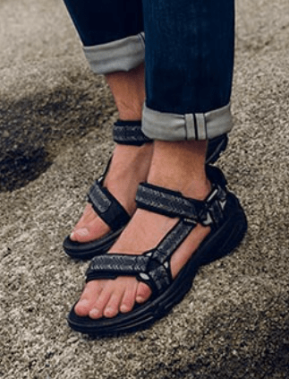 wandeluitrusting wandelaar wandelaars wandeling wandelingen 
sandalen wandelschoenen