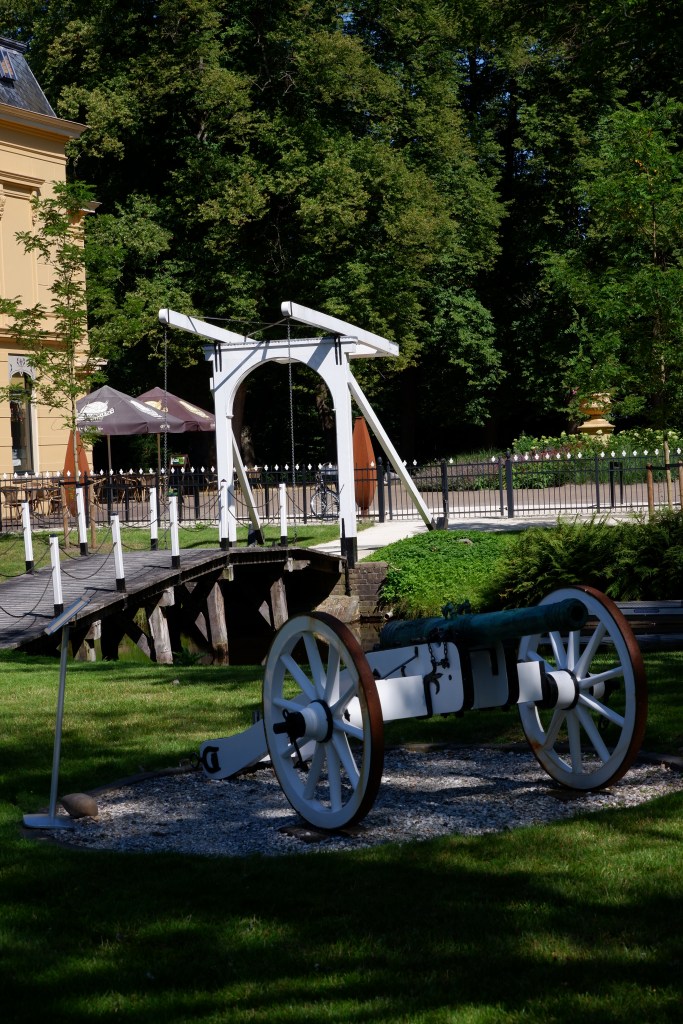 Nienoord Borg Koetsenmuseum Leek Groningen wandelen fietsen poort kanon