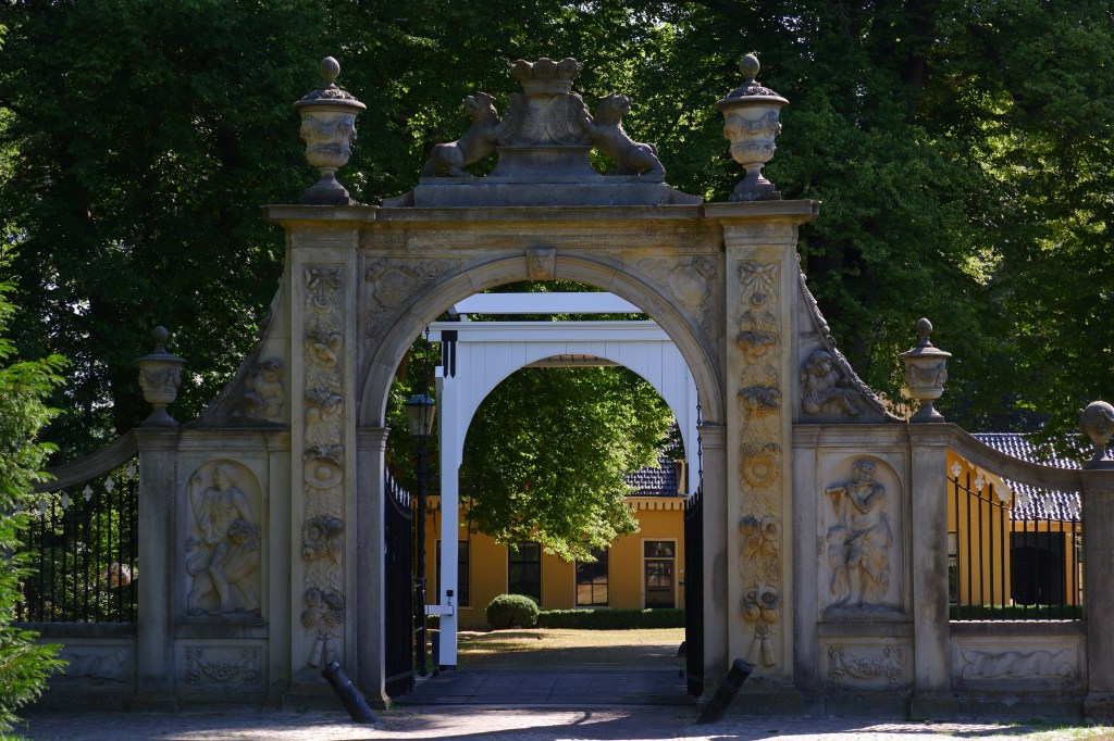 Nienoord Borg Koetsenmuseum Leek Groningen wandelen fietsen poort