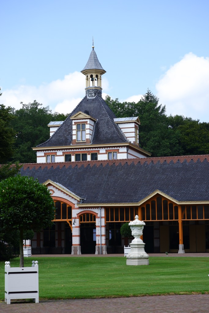 koninklijk paleis Apeldoorn  Het Loo stallengebouw