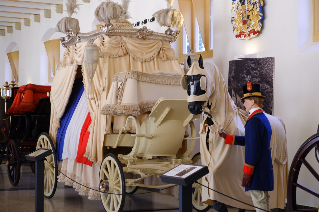 koninklijk paleis Apeldoorn  Het Loo witte lijkkoets
