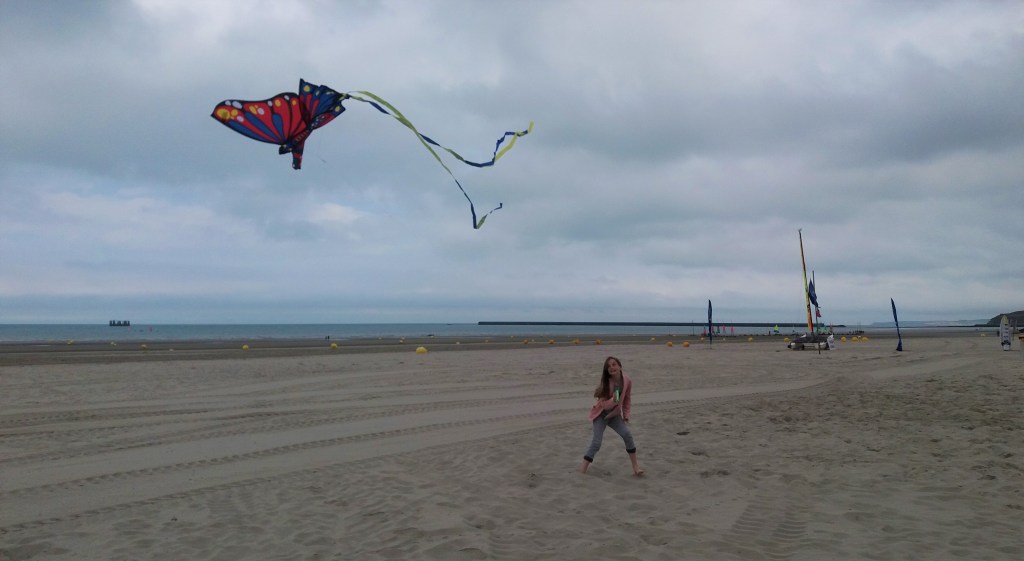 zee strand dagjeuit kinderen daguitstap spelen vlieger 