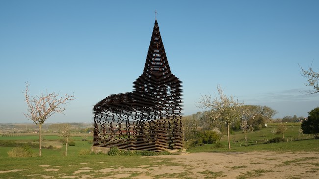 Borgloon haspengouw  Doorkijkkerkje reading between the lines Limbug kunstwerk Vaerenbergh Belgium Benelux 